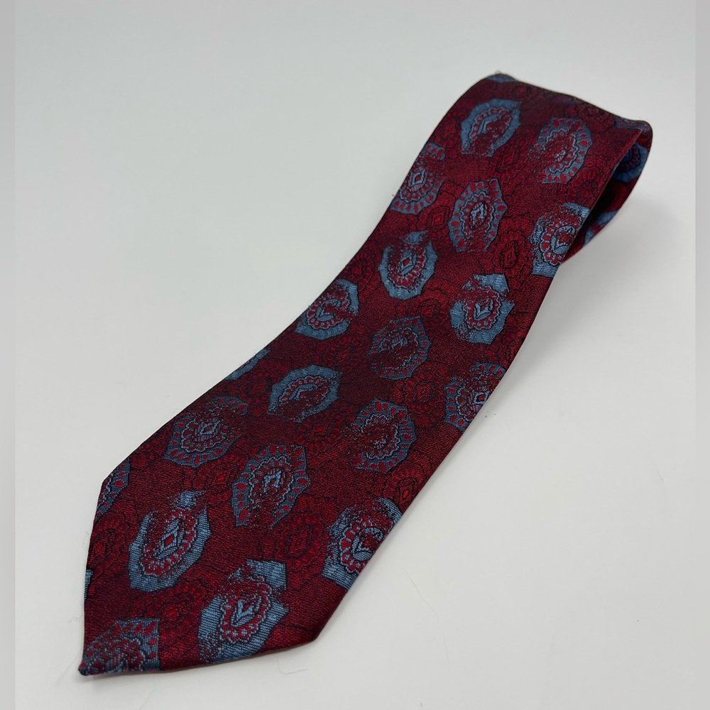 OSCAR DE LA RENTA: Red Neck Tie with Blue Pattern. Classic.